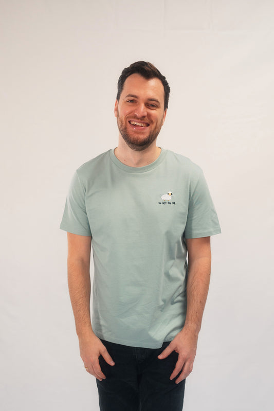 Model Oberkörperaufnahme, Produkt T-Shirt, Motiv He Left The 99, Farbe Aloe