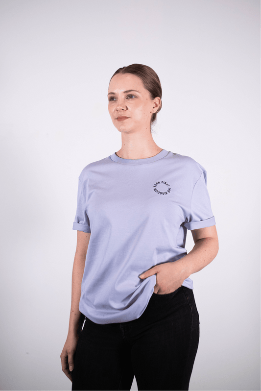 Model Oberkörperaufnahme, Produkt T-Shirt, Motiv Seek first the Kingdom, Farbe Lavender