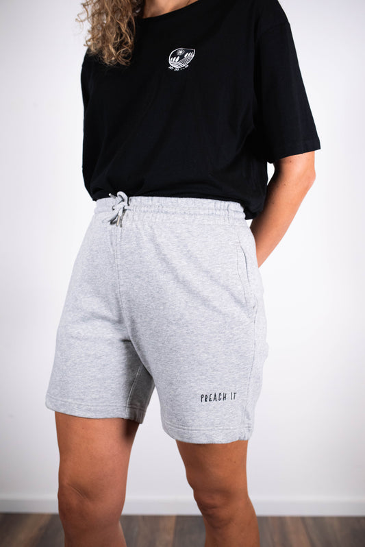 Model Teilkörperaufnahme, Produkt Shorts, Motiv Preach It, Farbe Heather Grey