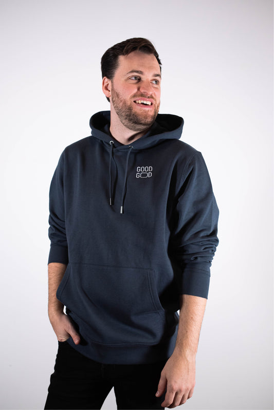 Model Oberkörperaufnahme, Produkt Hoodie, Motiv Good God, Farbe India Ink Grey