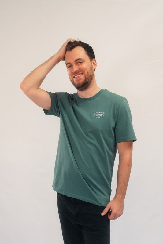 Model Oberkörperaufnahme, Produkt T-Shirt, Motiv Rooted in Christ, Farbe Green Bay