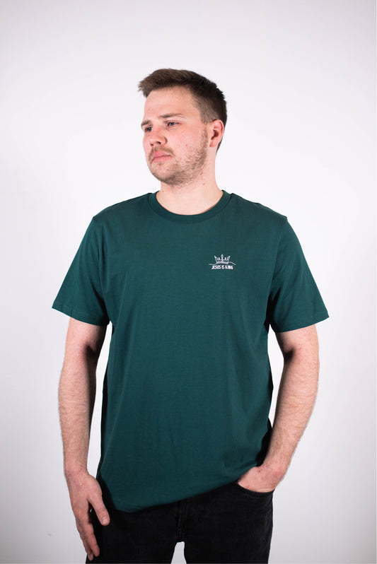 Model Oberkörperaufnahme, Produkt T-Shirts, Motiv Jesus is King, Farbe Glazed Green