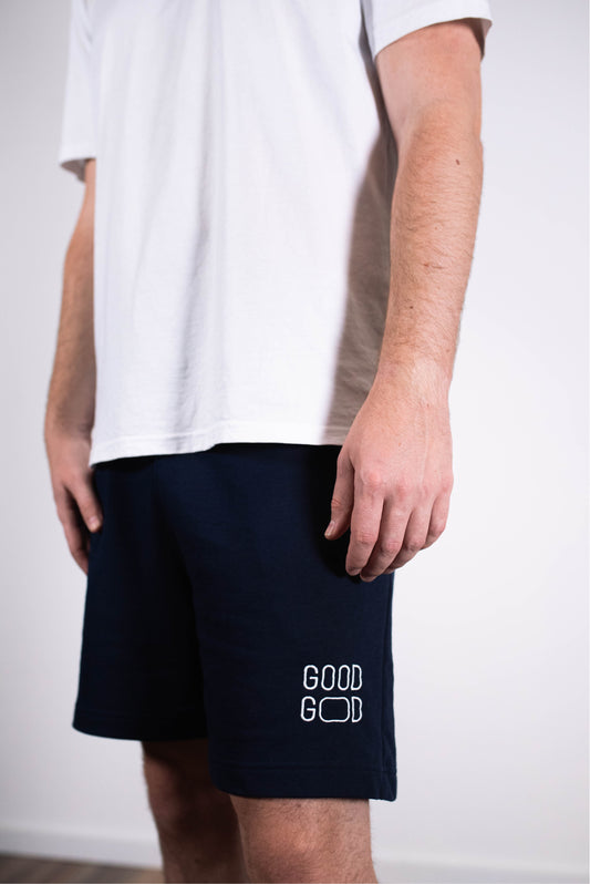 Model Teilaufnahme, Produkt Shorts, Motiv Good God, Farbe French Navy