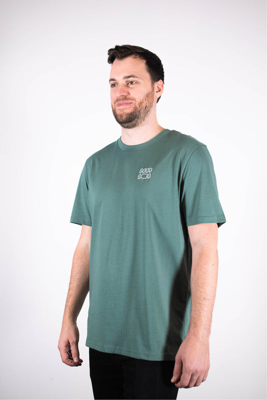 Model Oberkörperaufnahme, Produkt T-Shirts, Motiv Good God, Farbe Green Bay