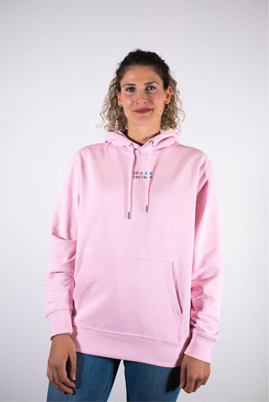 Model Oberkörperaufnahme, Produkt Hoodie, Motiv Love One Another, Farbe Cotton Pink