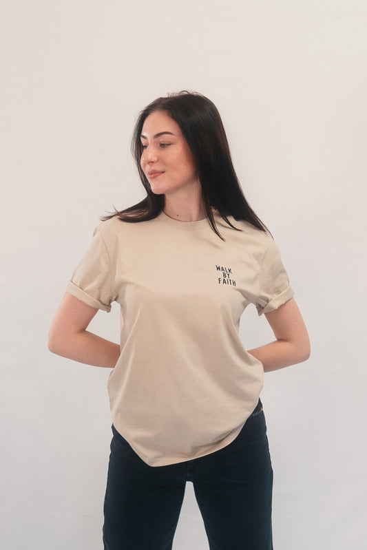 Model Oberkörperaufnahme, Produkt T-Shirt, Motiv Walk by Faith, Farbe Desert Dust