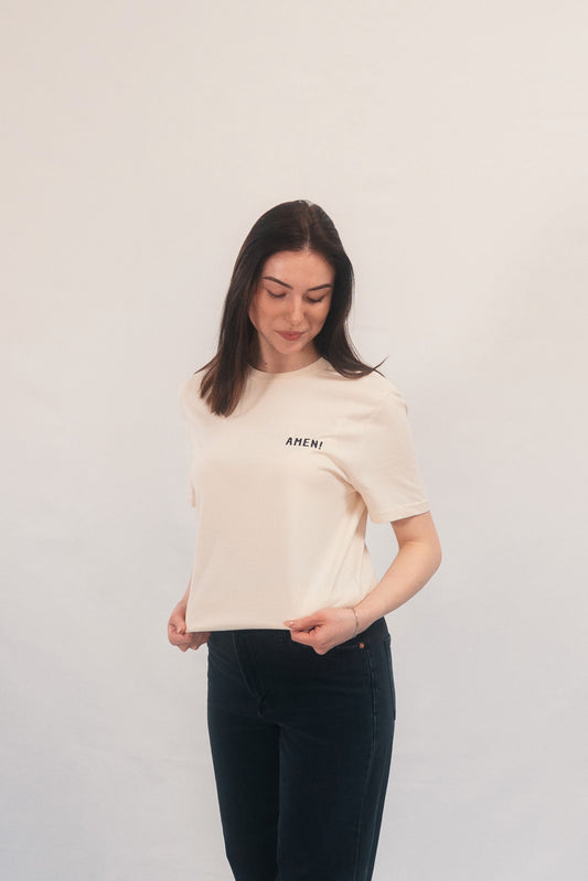 Model Oberkörperaufnahme, Produkt T-Shirt, Motiv Amen!, Farbe Natural Raw