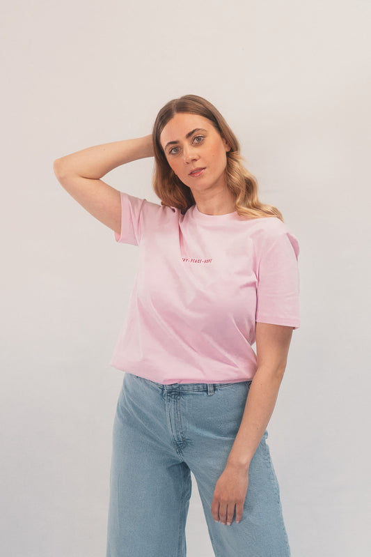 Model Oberkörperaufnahme, Produkt T-Shirt, Motiv Joy Peace Hope, Farbe Cotton Pink