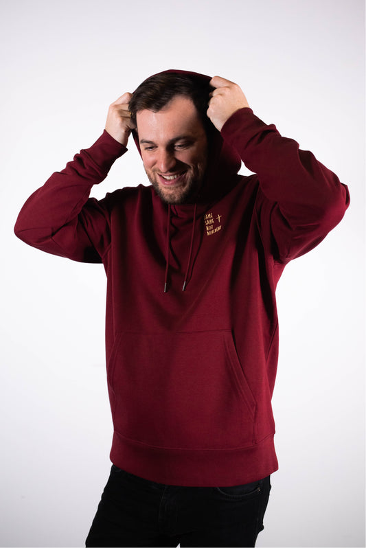 Model Oberkörperaufnahme, Produkt Hoodie, Motiv Same Same not Different, Farbe Burgundy