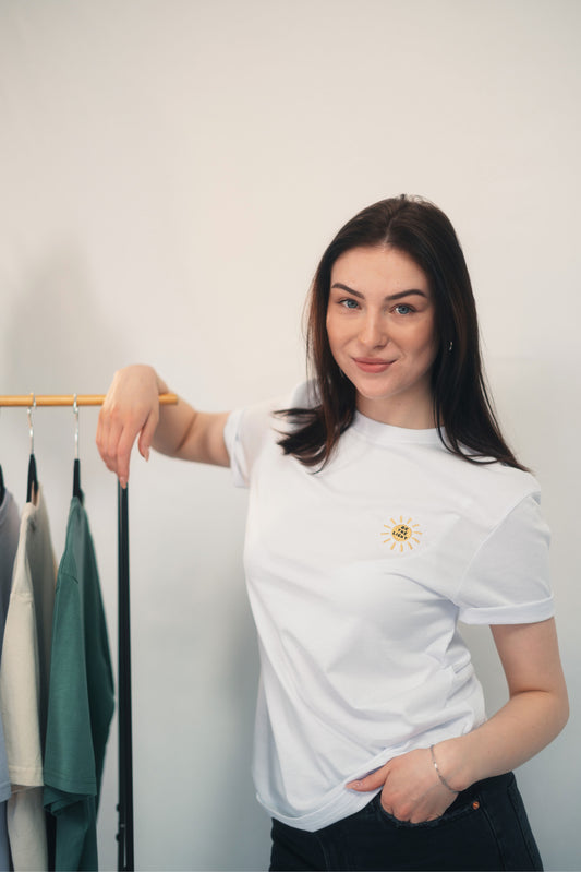 Model Oberkörperaufnahme, Produkt T-Shirt, Motiv Be the Light, Farbe White