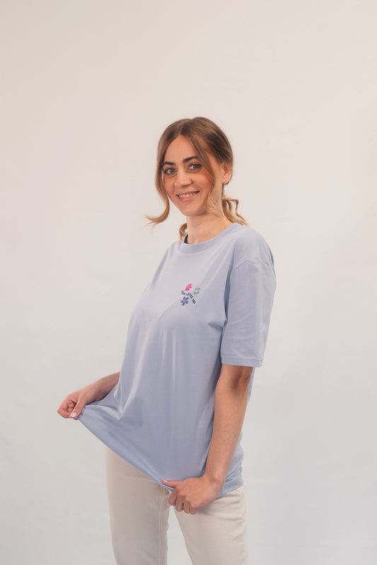 Model Oberkörperaufnahme, Produkt T-Shirt, Motiv Jesus Loves You, Farbe Lavender