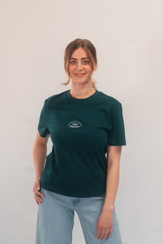 Model Oberkörperaufnahme, Produkt T-Shirt, Motiv Trust, Farbe Glazed Green
