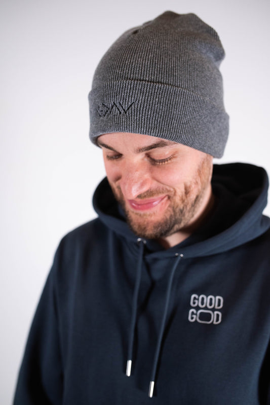 Model Kopfaufnahme 3, Produkt Rip Beanie, Motiv Gott ist größer, Farbe Mid Heather Grey