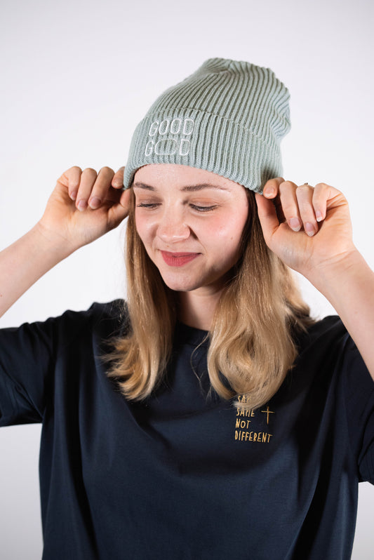 Model Kopfaufnahme 2, Produkt Fisherman Beanie, Motiv Good God, Farbe Aloe
