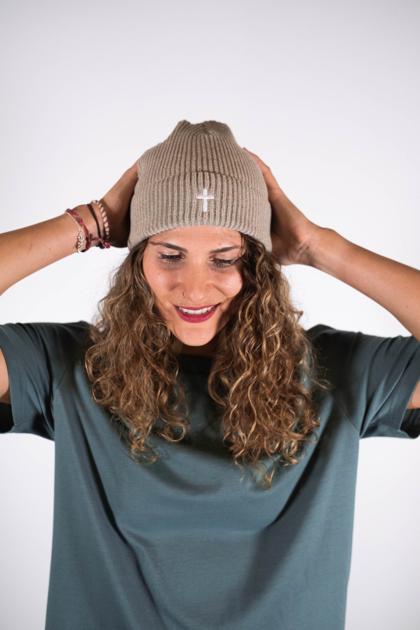 Model Kopfaufnahme 1, Produkt Fisherman Beanie, Motiv Kreuz, Farbe Heather Sand