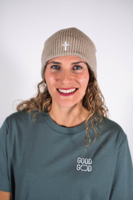 Model Kopfaufnahme 2, Produkt Fisherman Beanie, Motiv Kreuz, Farbe Heather Sand