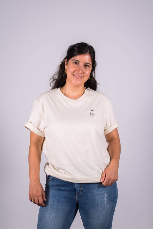 Model Oberkörperaufnahme, Produkt T-Shirt, Motiv God is in her, Farbe Natural Raw