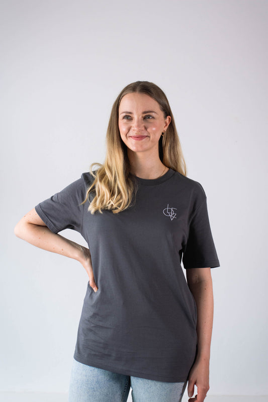 Model Oberkörperaufnahme, Produkt T-Shirt, Motiv Love, Farbe Anthracite