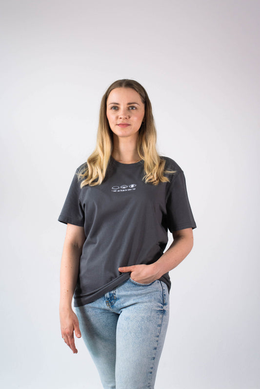 Model Oberkörperaufnahme, Produkt T-Shirt, Motiv I once was blind but now I see, Farbe Anthracite