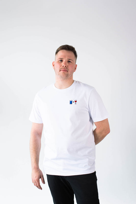Model Oberkörperaufnahme, Produkt T-Shirt, Motiv Wasser zu Wein, Farbe White