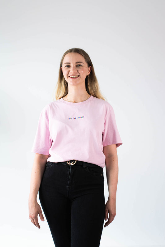 Model Oberkörperaufnahme, Produkt T-Shirt, Motiv Love One Another, Farbe Cotton Pink