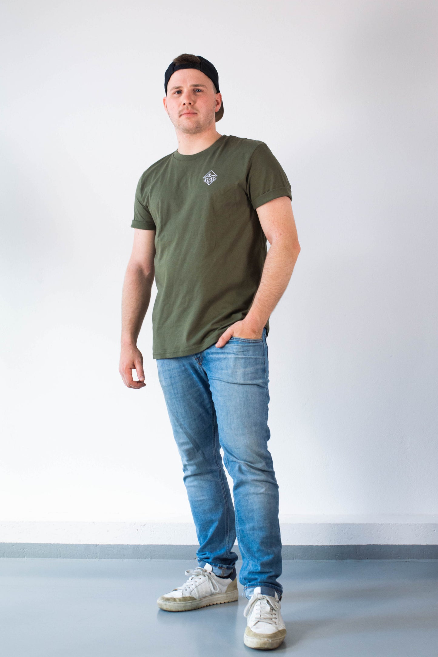 Model Ganzkörperaufnahme, Produkt T-Shirt, Motiv Glaube versetzt Berge, Farbe Khaki