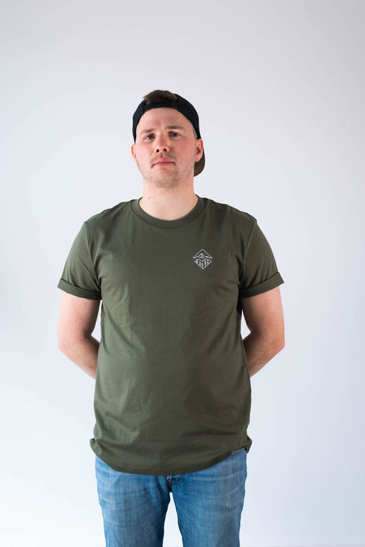 Model Oberkörperaufnahme, Produkt T-Shirt, Motiv Glaube versetzt Berge, Farbe Khaki