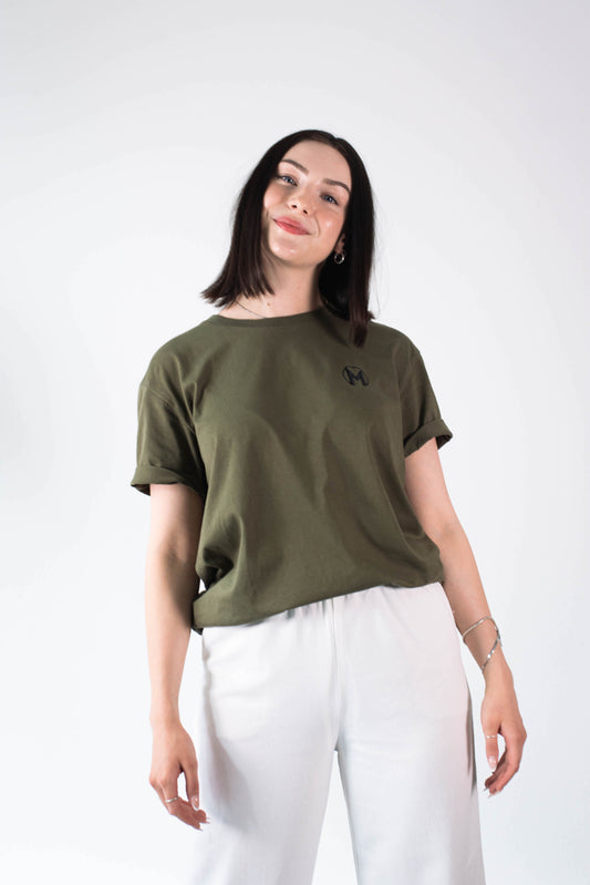 Model Oberkörperaufnahme, Produkt T-Shirt, Motiv Mission One More, Farbe Khaki