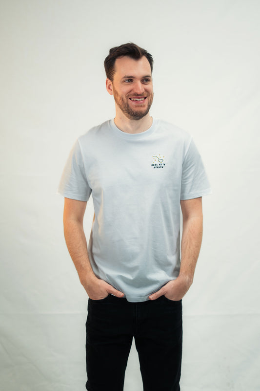 Model präsentiert Mission One More T-Shirt ‚Here as in Heaven‘ nachhaltig hergestellt