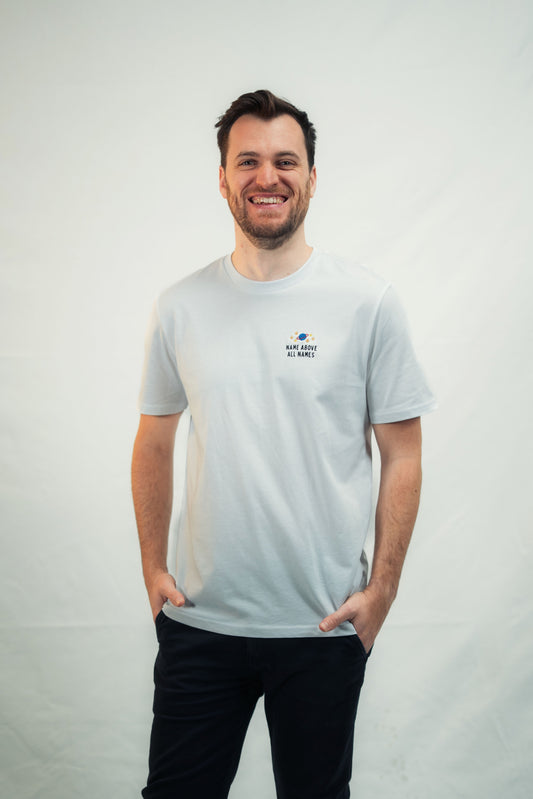 Model zeigt Mission One More Shirt ‚Name above all Names‘ minimalistisch & nachhaltig