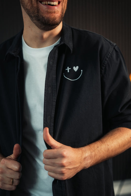 Mission One More Faith Inspired Hemd mit Motiv Smile klare Studioaufnahme der nachhaltigen Mode