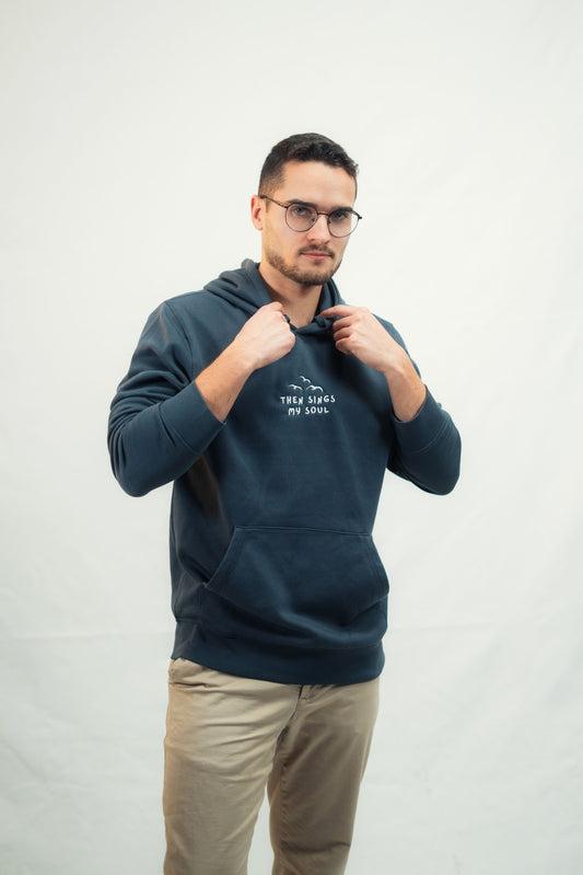 Mission One More schlichter Bio-Baumwollelhoodie vor weißem Studiohintergrund für Christen