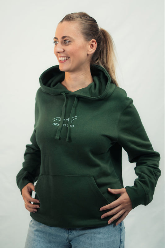 Model trägt Mission One More Organic Hoodie vor weißem Hintergrund nachhaltige christliche Fair Fashion
