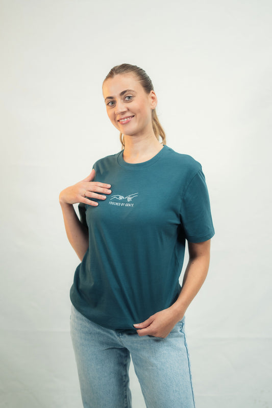 Model trägt Mission One More ökologisches Shirt ‚Touched by Grace‘ mit minimalistischem Design