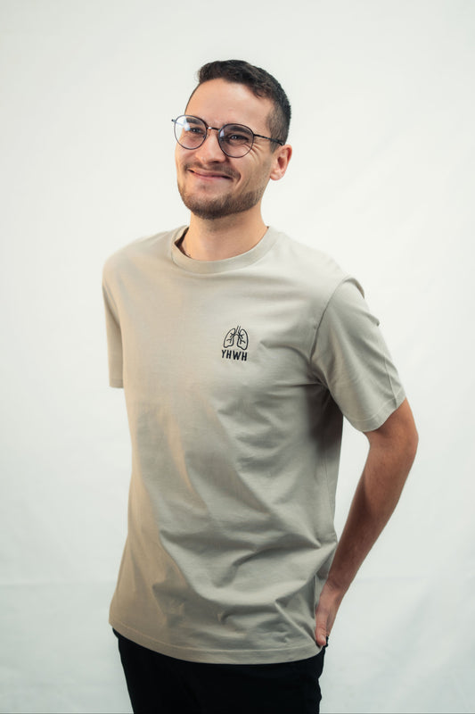 Model trägt Mission One More Bio-T-Shirt ‚YHWH‘ nachhaltig & fair produziert