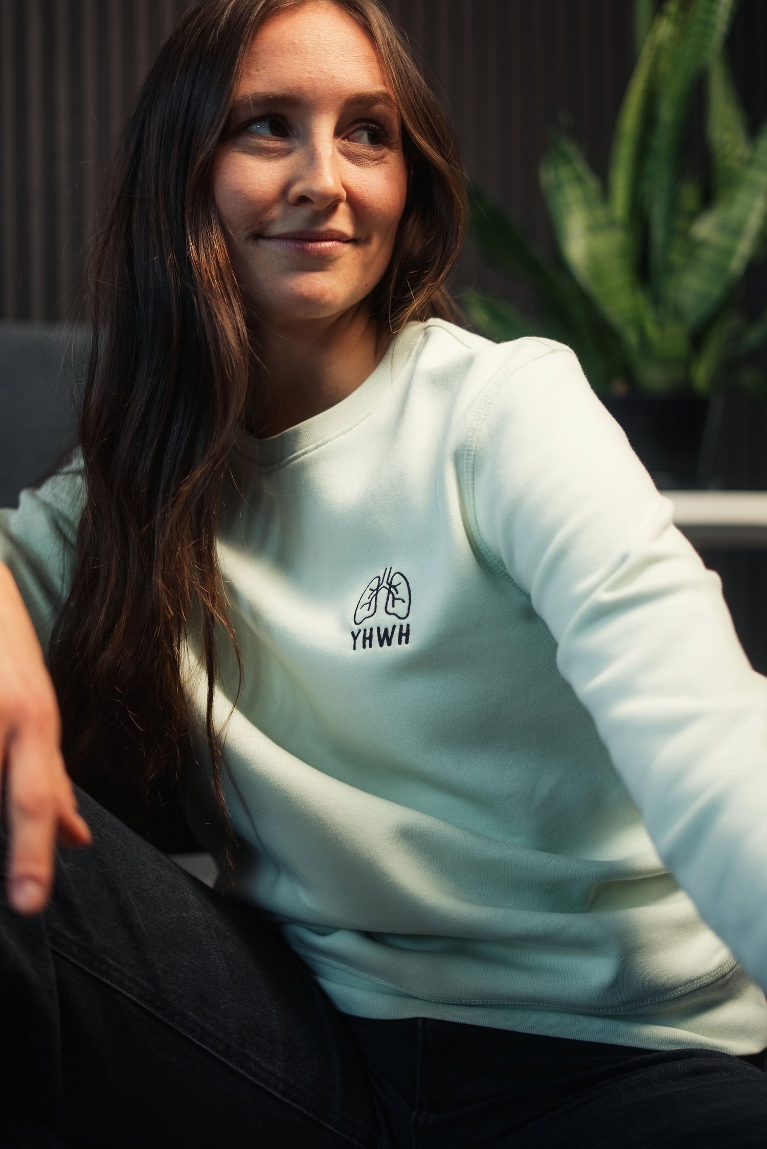 Mission One More mit Stickmotiv ‚YHWH‘ veredelter organischer Sweater -christliche Botschaft