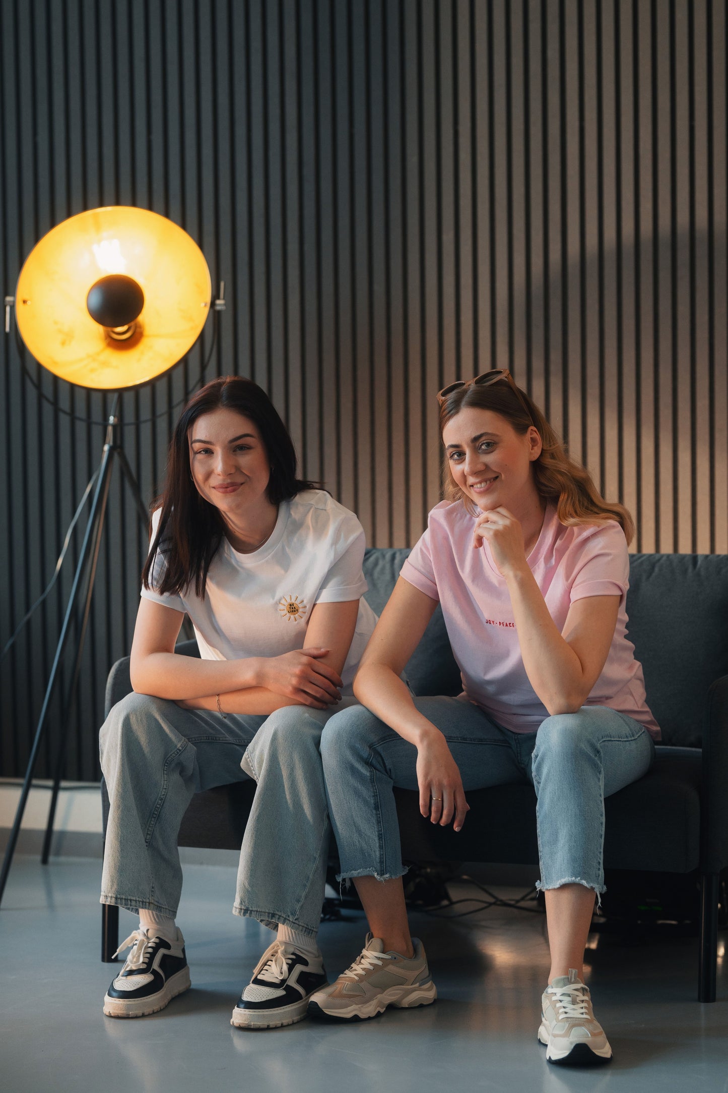Model Gruppenaufnahme, Produkt T-Shirt, Motiv Be the Light, Farbe White