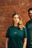Model Oberkörperaufnahme, Produkt T-Shirt, Motiv Trust, Farbe Glazed Green