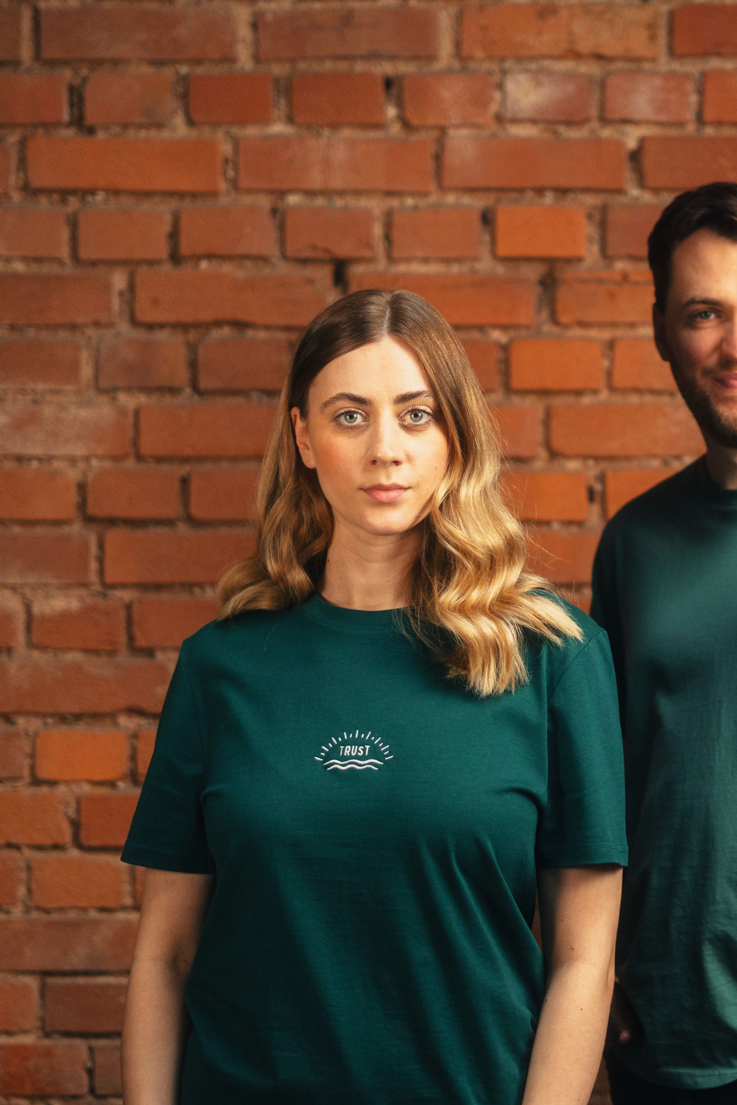 Model Oberkörperaufnahme, Produkt T-Shirt, Motiv Trust, Farbe Glazed Green