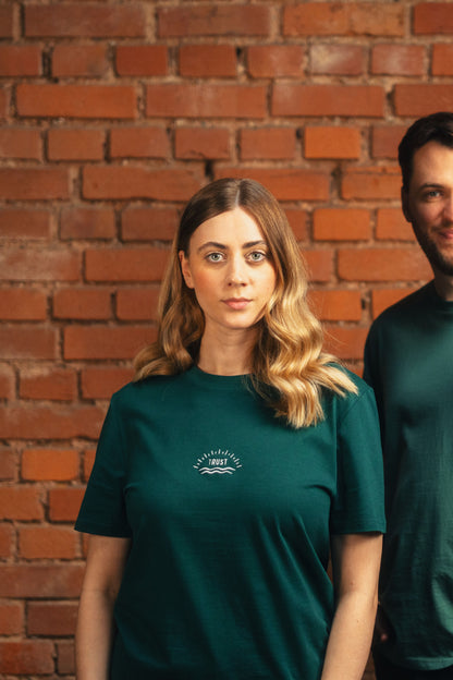 Model Oberkörperaufnahme, Produkt T-Shirt, Motiv Trust, Farbe Glazed Green