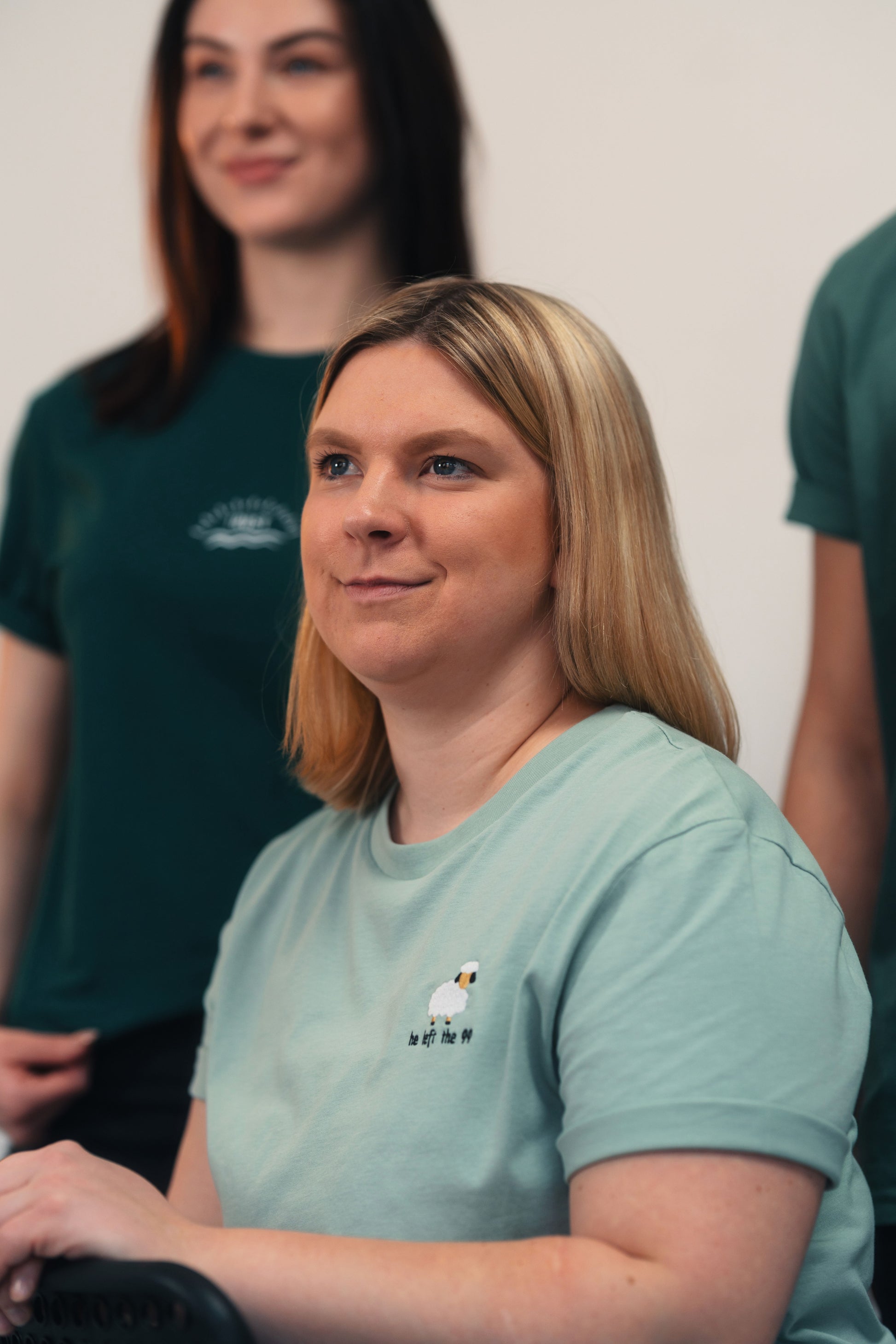 Model Gruppenaufnahme, Produkt T-Shirt, Motiv He Left The 99, Farbe Aloe