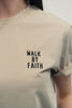 Model Nahaufnahme, Produkt T-Shirt, Motiv Walk by Faith, Farbe Desert Dust