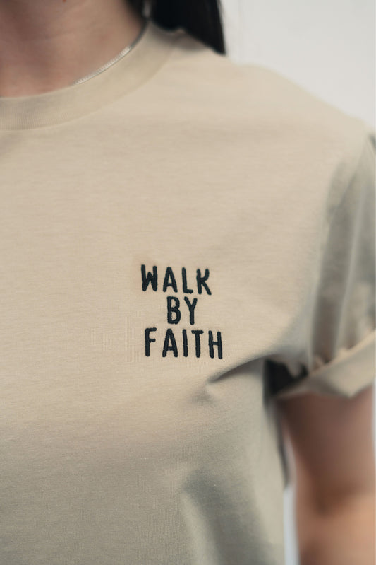 Model Nahaufnahme, Produkt T-Shirt, Motiv Walk by Faith, Farbe Desert Dust