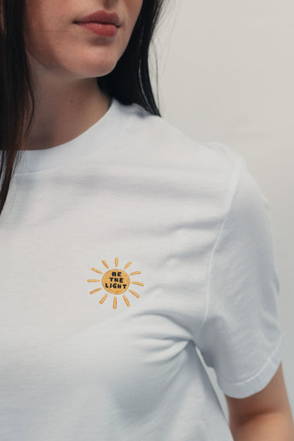 Model Nahaufnahme, Produkt T-Shirt, Motiv Be the Light, Farbe White