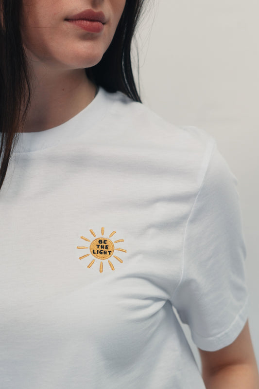 Model Nahaufnahme, Produkt T-Shirt, Motiv Be the Light, Farbe White