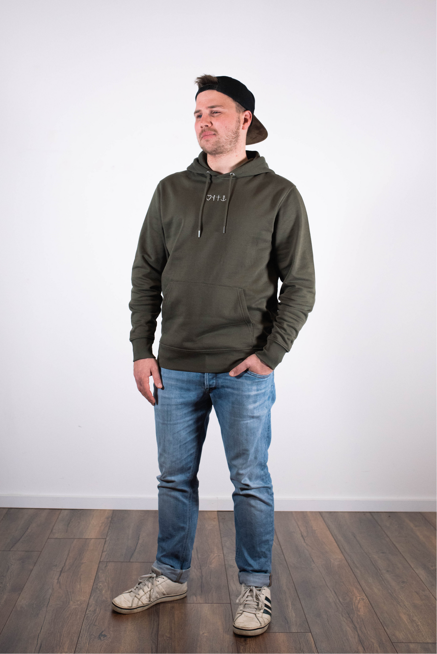 Model Ganzkörperaufnahme, Produkt Hoodie, Motiv Gospel, Farbe Khaki