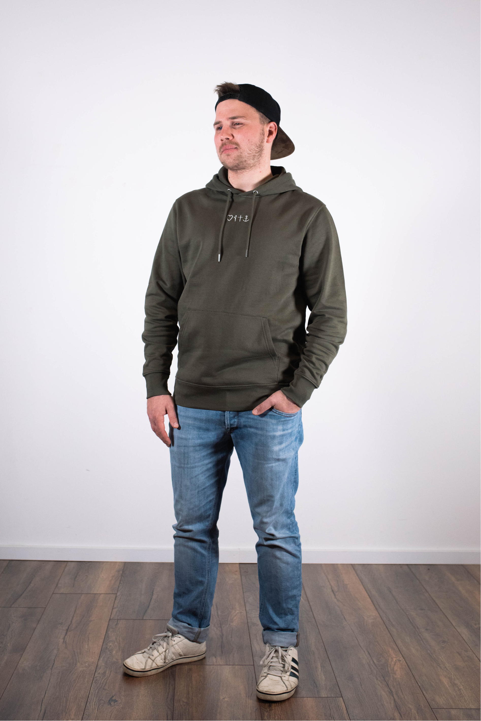 Model Ganzkörperaufnahme, Produkt Hoodie, Motiv Gospel, Farbe Khaki