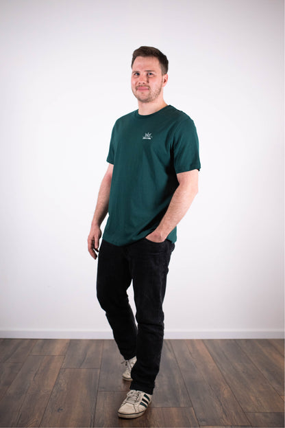 Model Ganzkörperaufnahme, Produkt T-Shirts, Motiv Jesus is King, Farbe Glazed Green