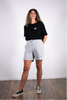 Model Ganzkörperaufnahme, Produkt Shorts, Motiv Preach It, Farbe Heather Grey