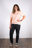 Model Ganzkörperaufnahme, Produkt T-Shirts, Motiv He Rose, Farbe Fraiche Peche